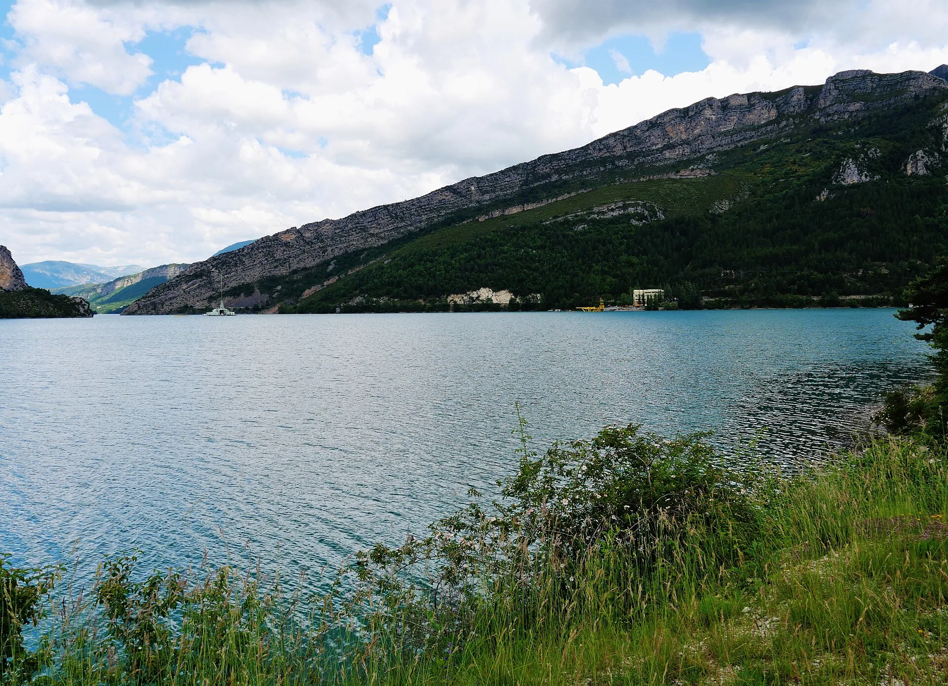 Le lac de Castillon à Castellane, retenue qui accueille la plage du Cheiron.