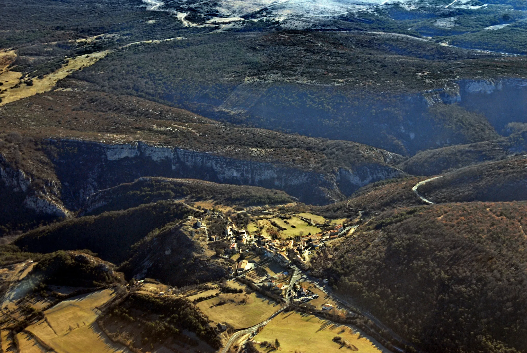 Comps-sur-Artuby et le rocher de Saint-André, dans le paysage du Haut-Var.