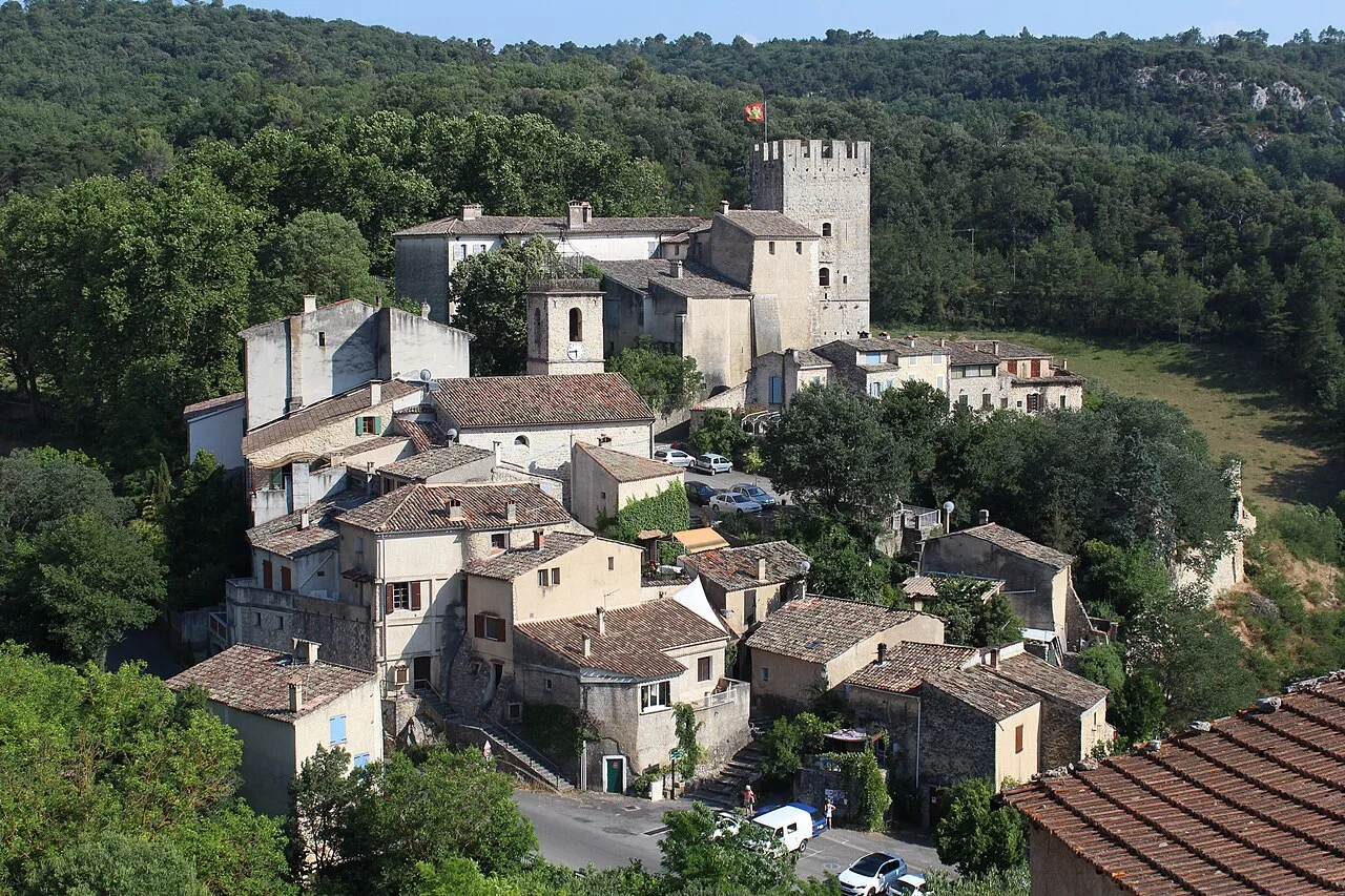 Le village ancien d’Esparron-de-Verdon et le donjon du château.