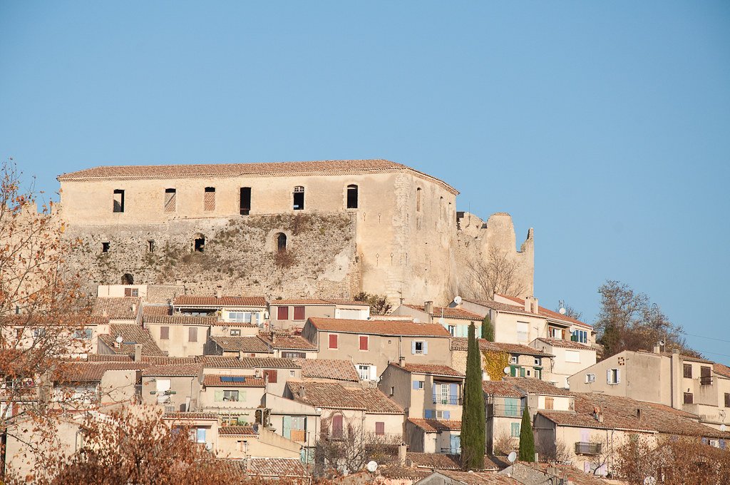 Le château et les maisons du village ancien de Gréoux-les-Bains.