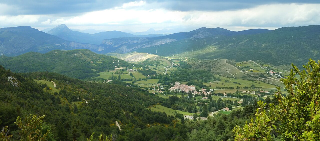 Le village de La Palud-sur-Verdon dans le paysage des gorges.