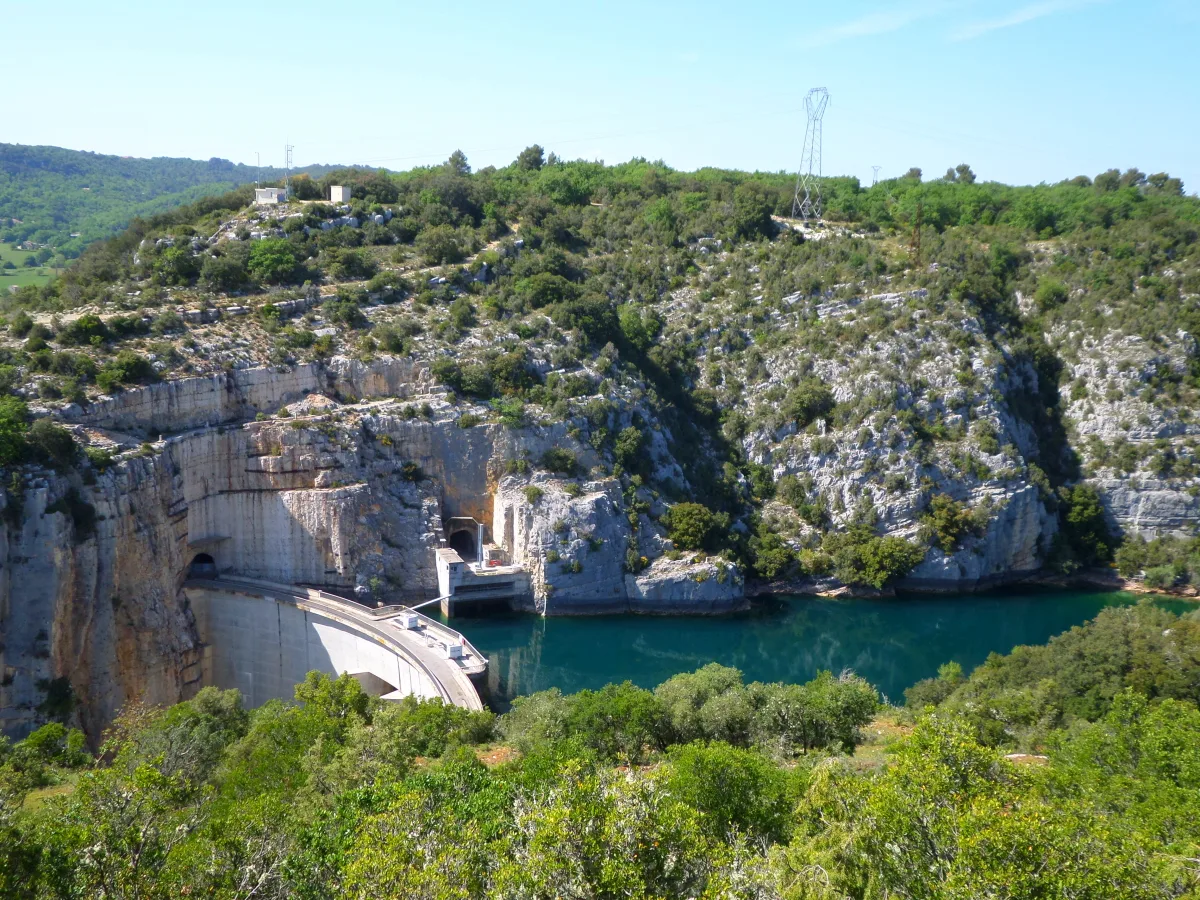 Le barrage hydroélectrique de Quinson vu depuis la rive gauche.