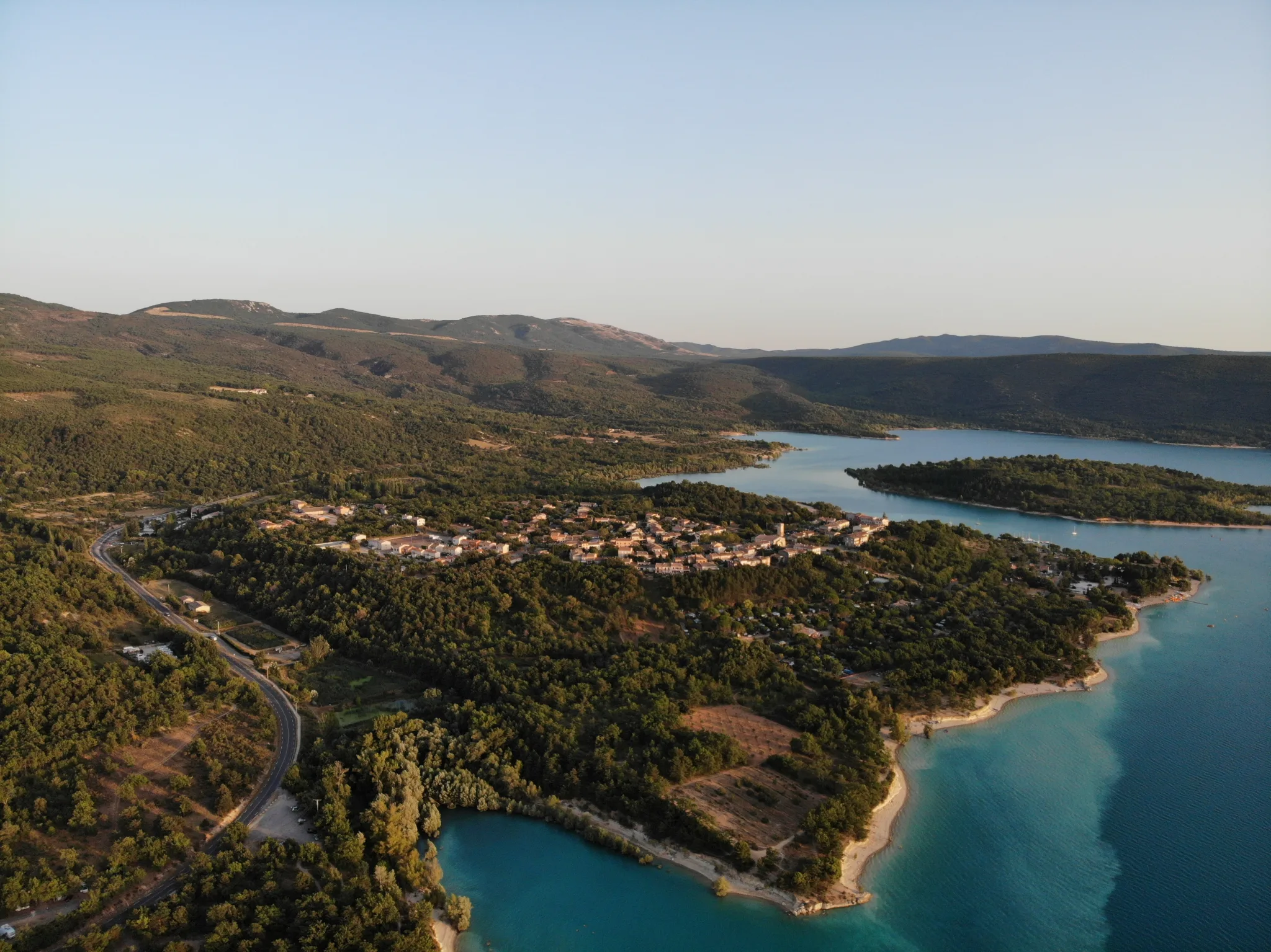 Les Salles-sur-Verdon et l’île de Costebelle, au bord du lac de Sainte-Croix.