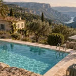 Location gorges du Verdon avec piscine : terrasse et piscine turquoise privée