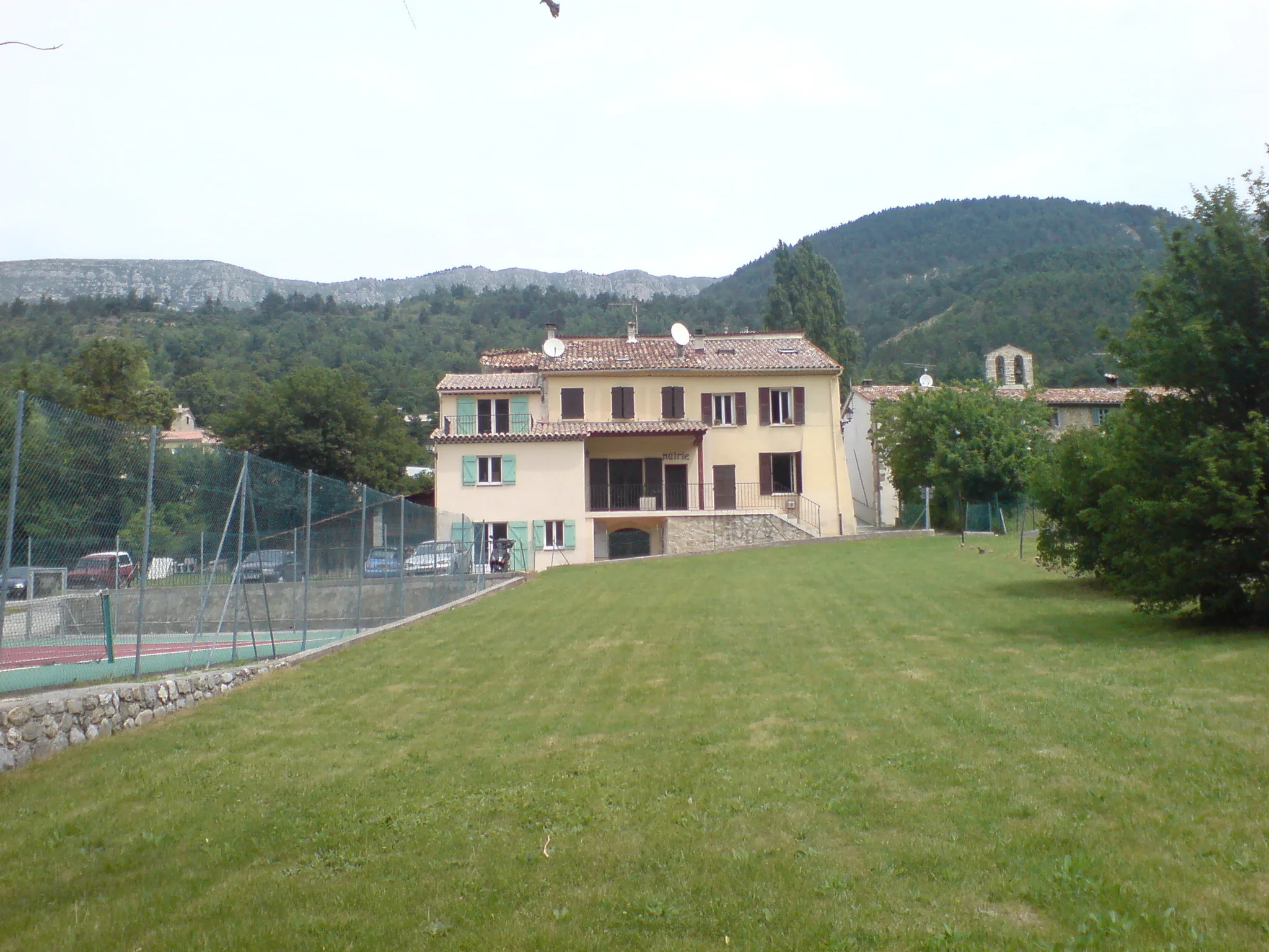 La mairie de Peyroules à La Rivière, devant les reliefs boisés.