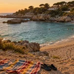 Plage du Verdon à Martigues : sable et eau méditerranéenne au golden hour
