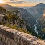 Profondeur gorges du Verdon jusqu’à 700 m depuis un belvédère