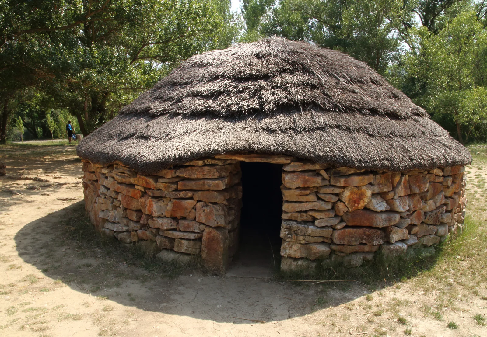 Un habitat reconstitué au Préhistosite de Quinson, qui complète la découverte du musée.
