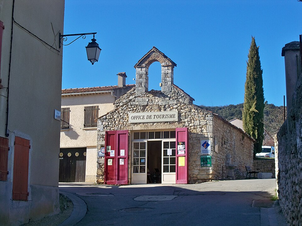 Le bâtiment de l’office de tourisme dans les rues de Quinson.