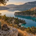 Randonnée lac de sainte croix : sentier au bord du lac Sainte-Croix-du-Verdon