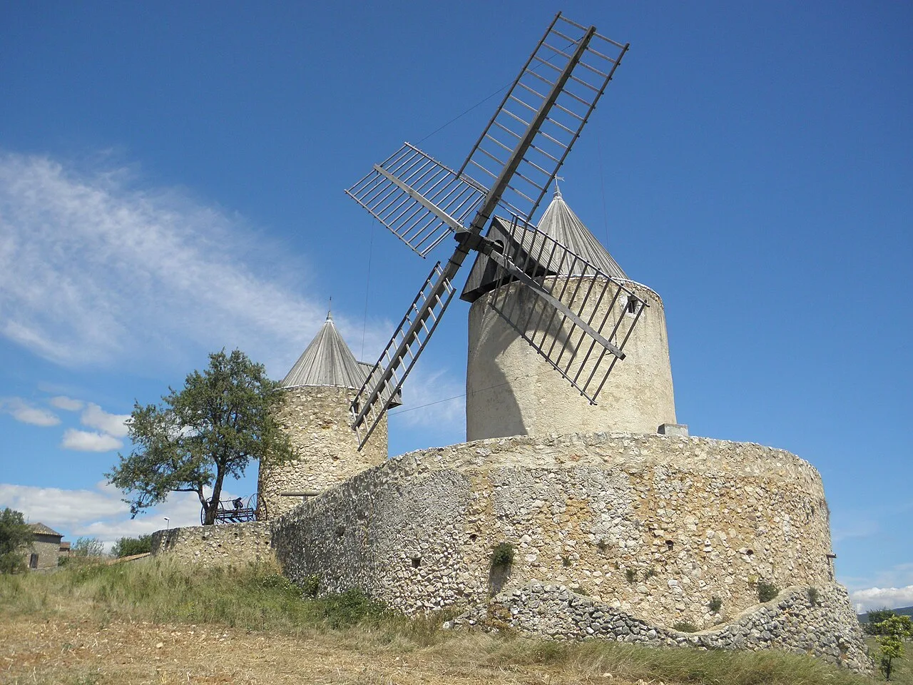 Les deux moulins à vent de Régusse, au-dessus de leur soubassement de pierre.