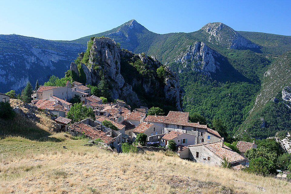 Le village de Rougon au pied de son éperon rocheux, dans le paysage des gorges.