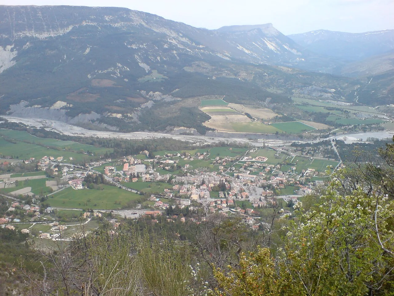Vue de Saint-André-les-Alpes et du confluent de l’Issole et du Verdon, photographiée en mai 2008.