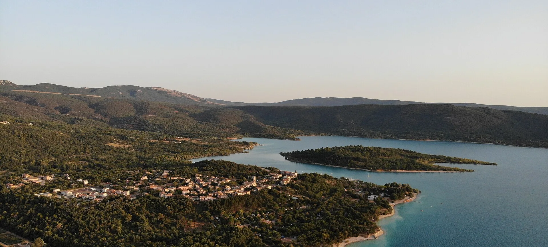 Le lac de Sainte-Croix au pied des Salles-sur-Verdon.