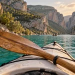 Tourisme dans les gorges du Verdon : kayak sur le lac de Sainte-Croix, falaises en arrière-plan