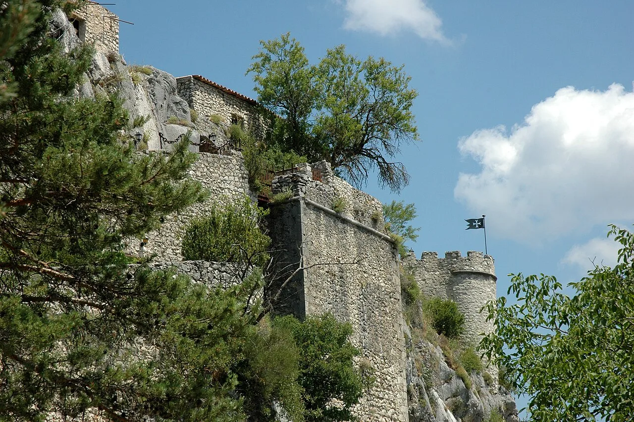 Les murailles et une tour du château de Trigance, sur son éperon rocheux.