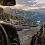 Visiter les gorges du Verdon en 1 semaine : voiture près de La Palud-sur-Verdon, vue sur le Verdon